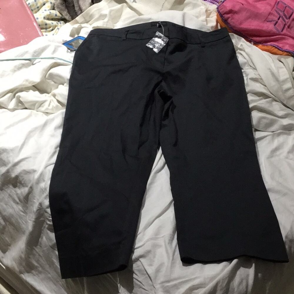The limited 8 drew fit capris deep grey NWT